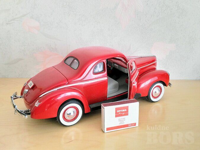 SCALE 1:18 FORD DELUX 1940 UNIVERSAL HOBBIES